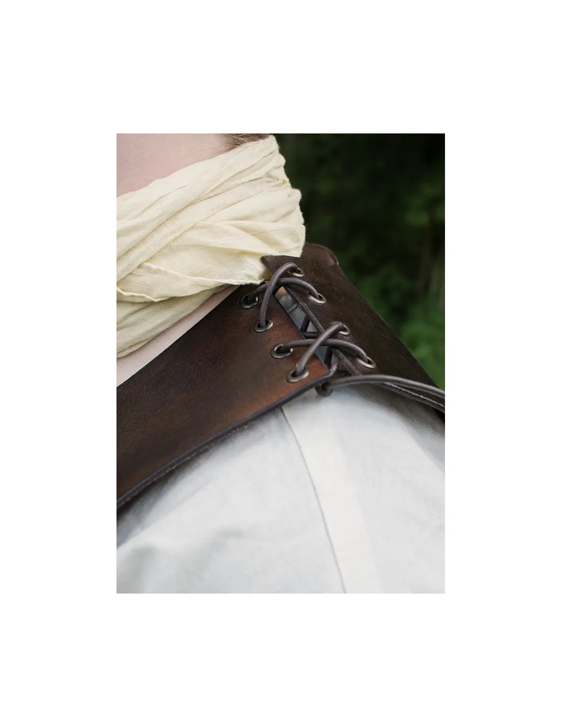 Armadura medieval de cuero con lazos