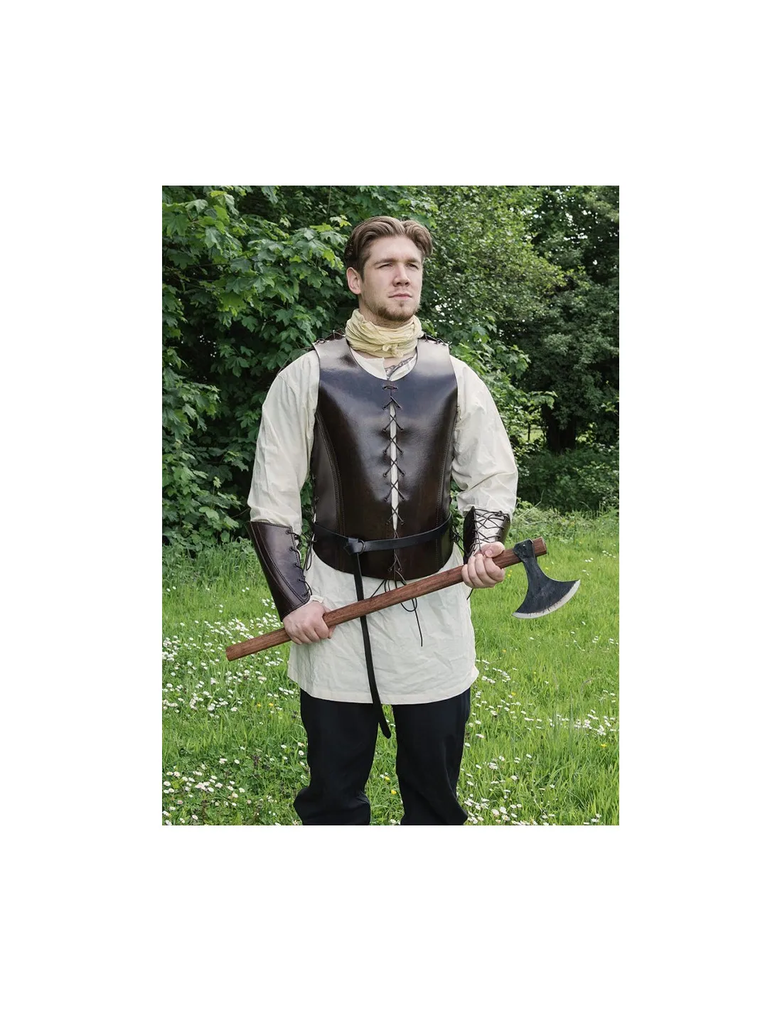 Armadura medieval de cuero con lazos