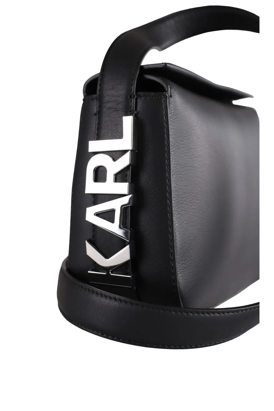 Bolso de hombro negro con cadena