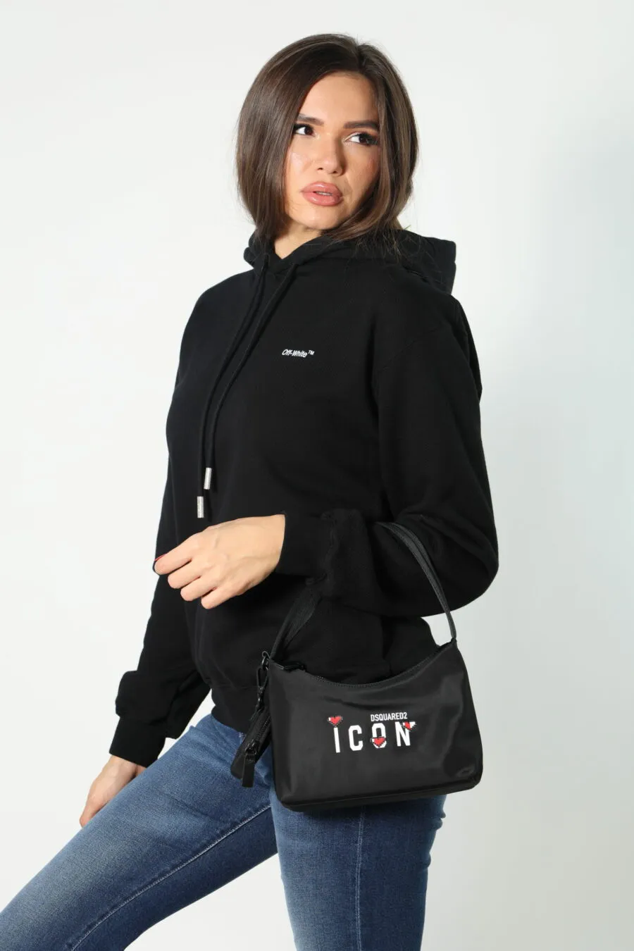 Bolso de hombro negro con logo 