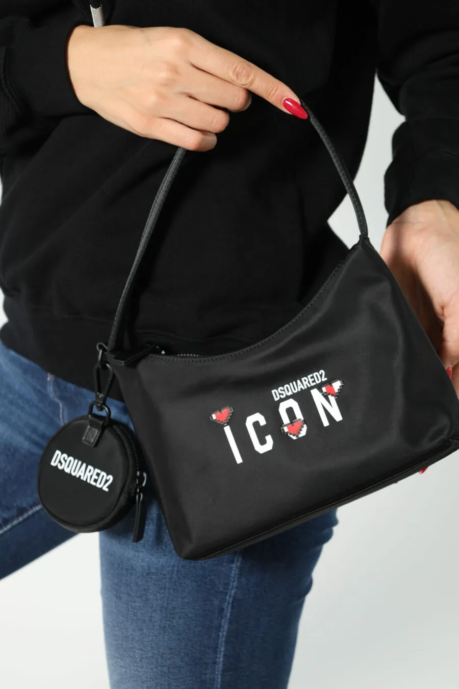 Bolso de hombro negro con logo 