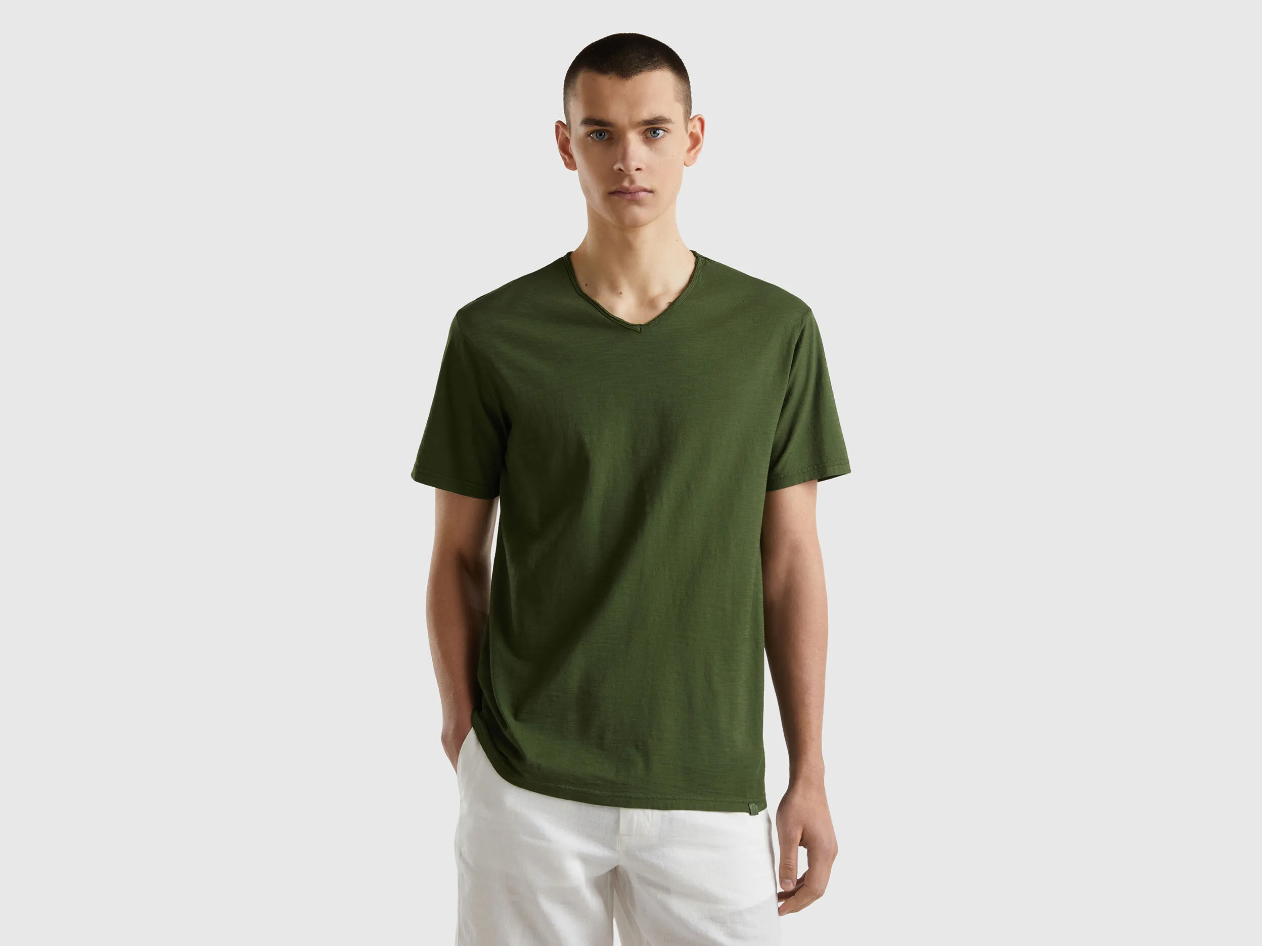 Camiseta de 100 % algodón con escote de pico