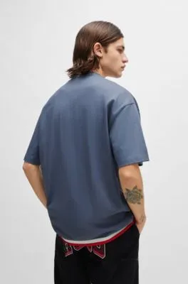 Camiseta de baloncesto oversize fit con detalle de la marca de estilo universitario