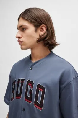 Camiseta de baloncesto oversize fit con detalle de la marca de estilo universitario