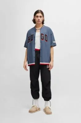 Camiseta de baloncesto oversize fit con detalle de la marca de estilo universitario