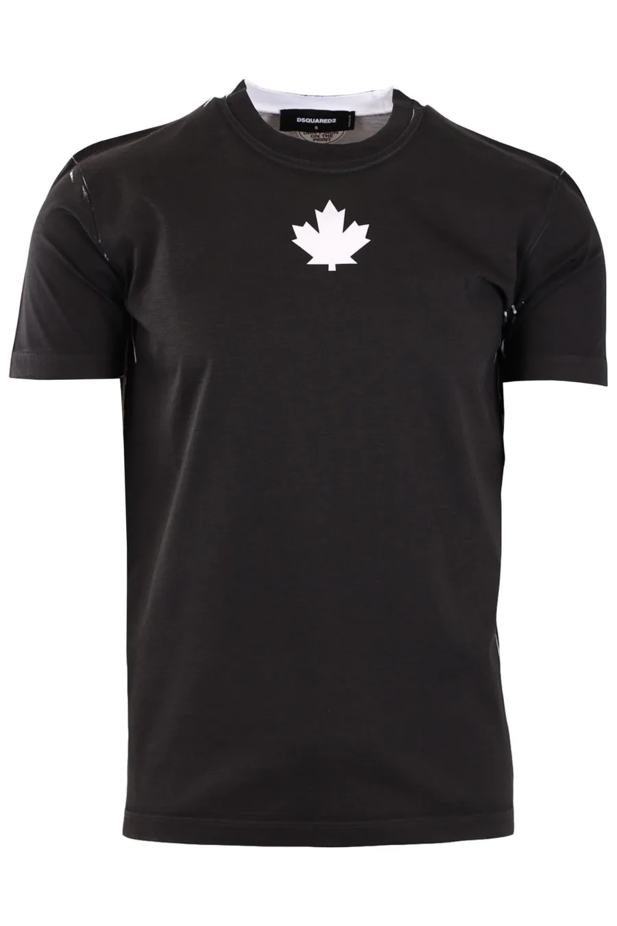 Camiseta negra con escrito 