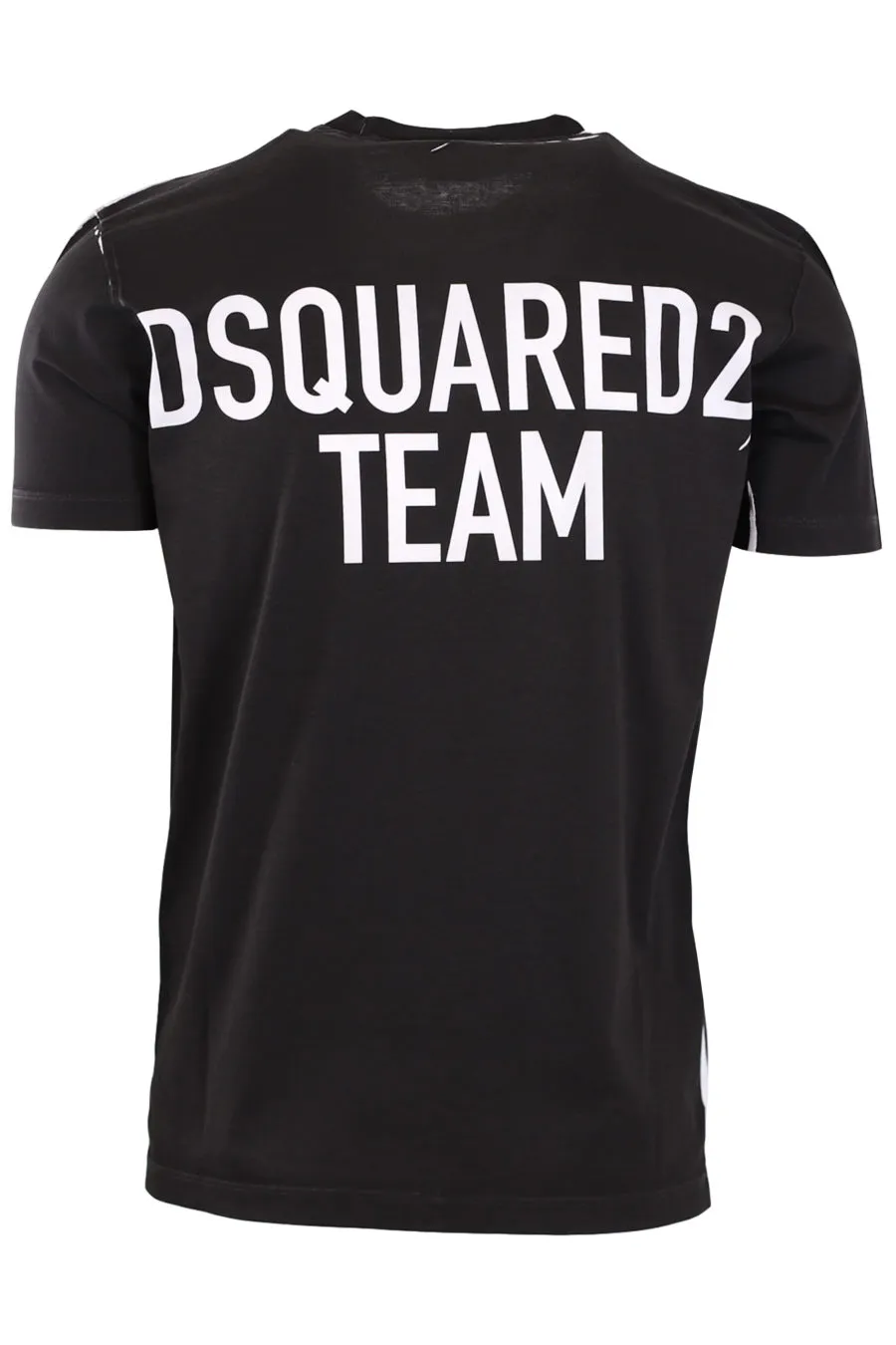 Camiseta negra con escrito 