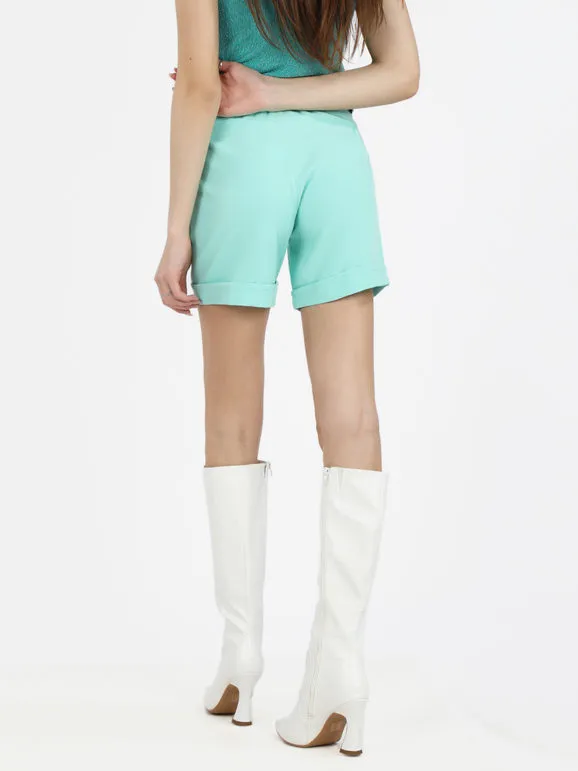 Frenetika Pantalón corto de mujer con cinturón y puño.