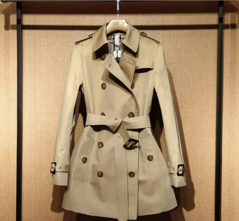 NEW DESIGNER FEMENINA DE GABARDINA DE GABARDINA DE LUJO FASHION CLASSIC BRITISH STYLE BRITISH PHAKI MIDLONGITUD A CUADROS CHAQU