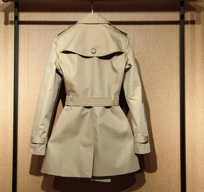 NEW DESIGNER FEMENINA DE GABARDINA DE GABARDINA DE LUJO FASHION CLASSIC BRITISH STYLE BRITISH PHAKI MIDLONGITUD A CUADROS CHAQU