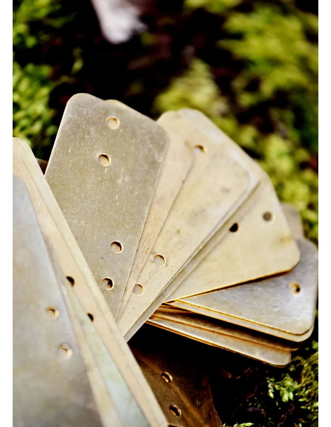 Set de 25 placas de latón para armadura lamelar (9 cm.)